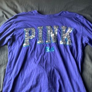 Long sleeve shirt with silver and blue words, sequence soft